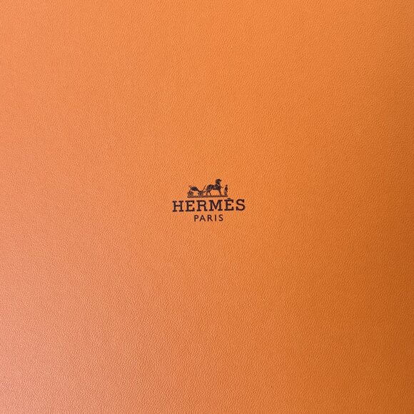 Hermès scarf box with ribbon and wrapping paper. - Picture 2 of 5